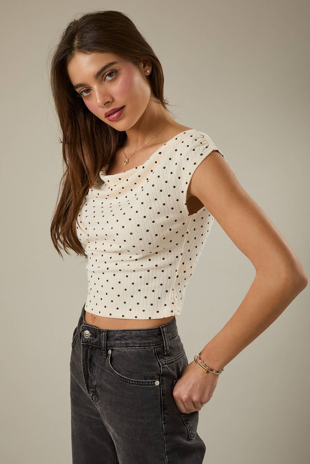 SLOUCHY SHOULDER SLEEVELESS POLKA DOT RIB TOP (CREAM-BROWN DOT)