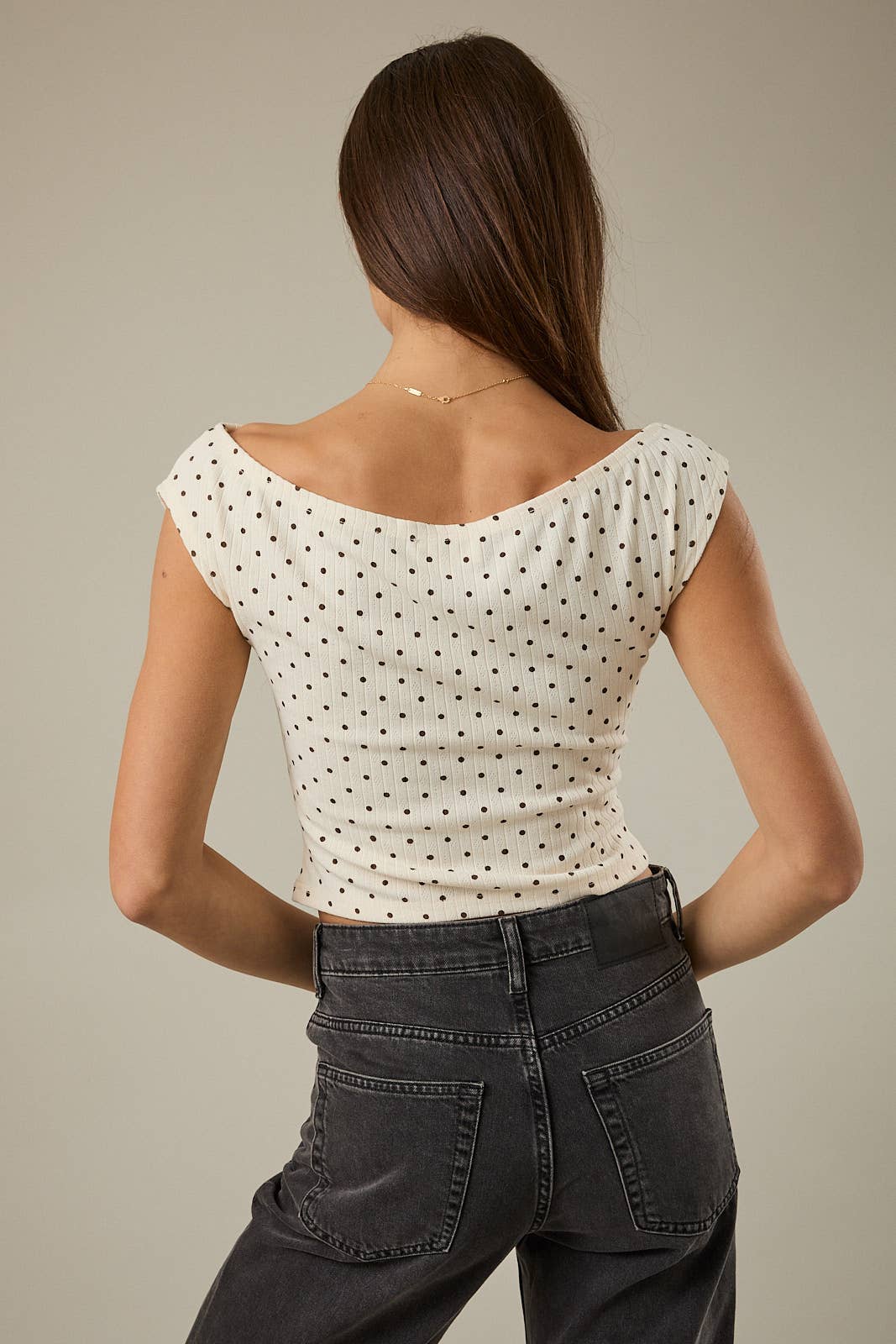 SLOUCHY SHOULDER SLEEVELESS POLKA DOT RIB TOP (CREAM-BROWN DOT)