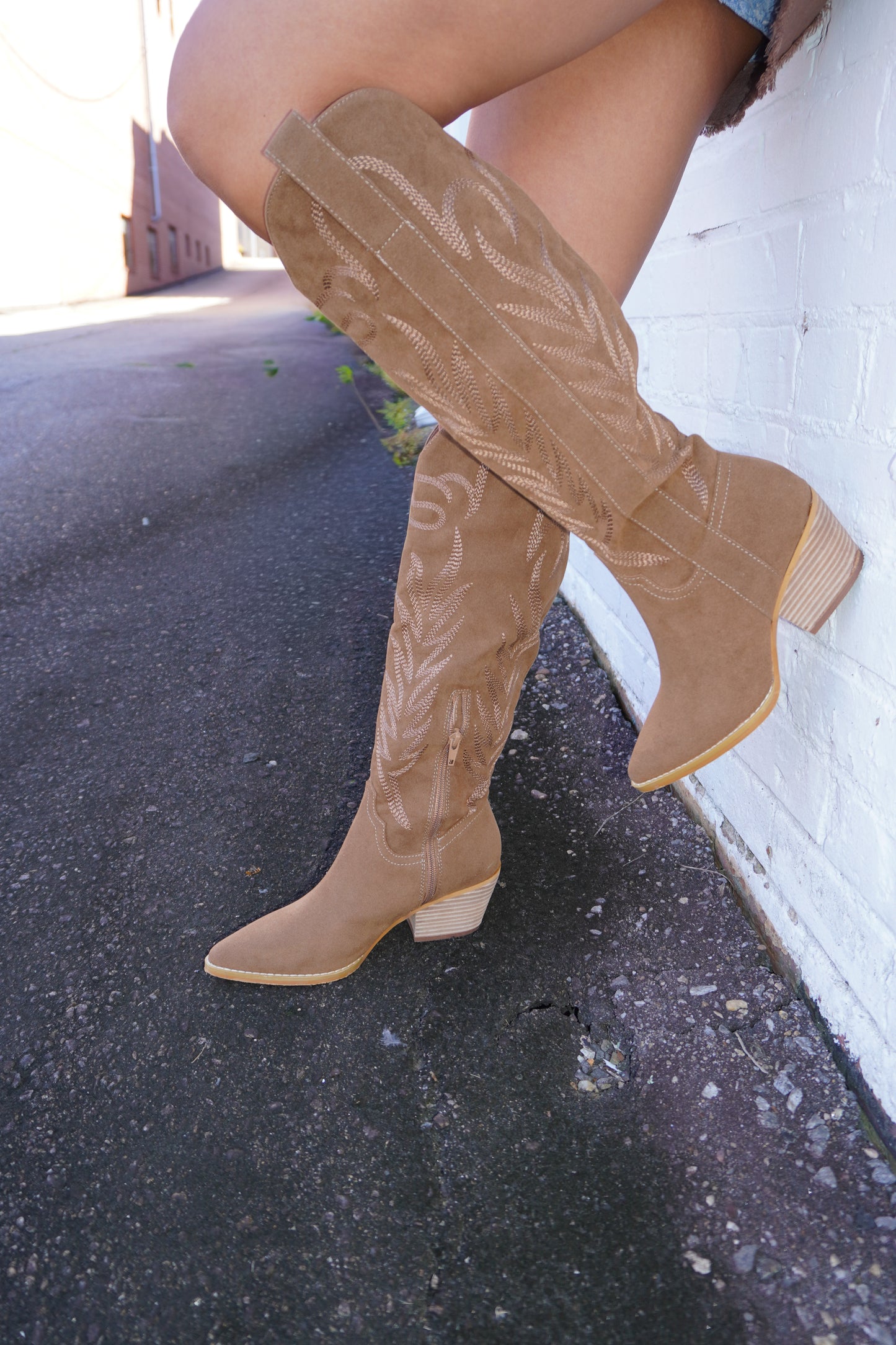 HONKYTONK HONEY EMBROIDERED WESTERN TALL BOOT (BROWN)