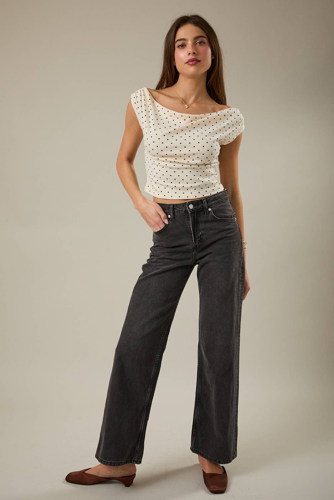 SLOUCHY SHOULDER SLEEVELESS POLKA DOT RIB TOP (CREAM-BROWN DOT)